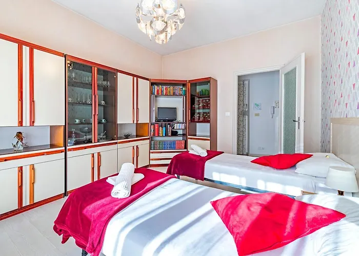 70's Lovers In Apartman *
