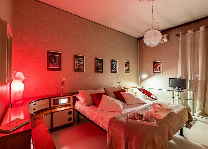 70's Lovers In Apartman *