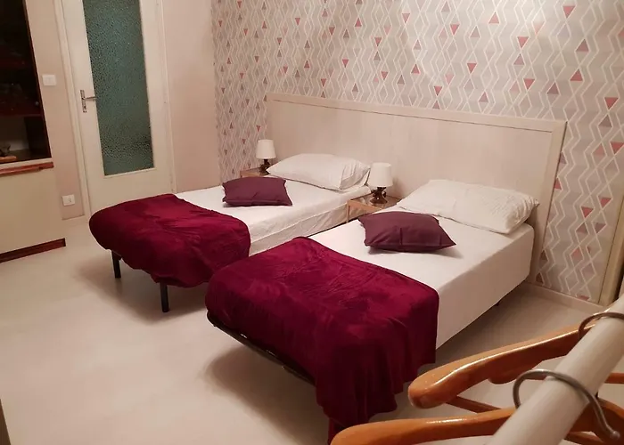70's Lovers In Apartman *