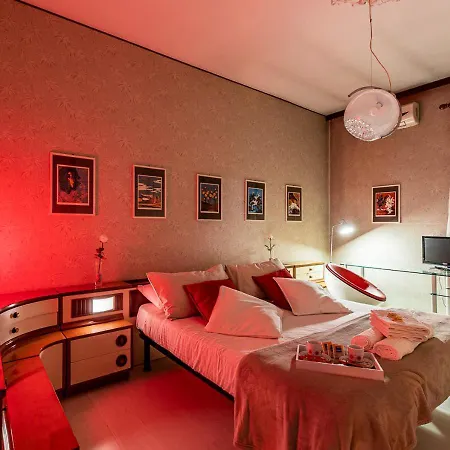 70's Lovers In Apartment *